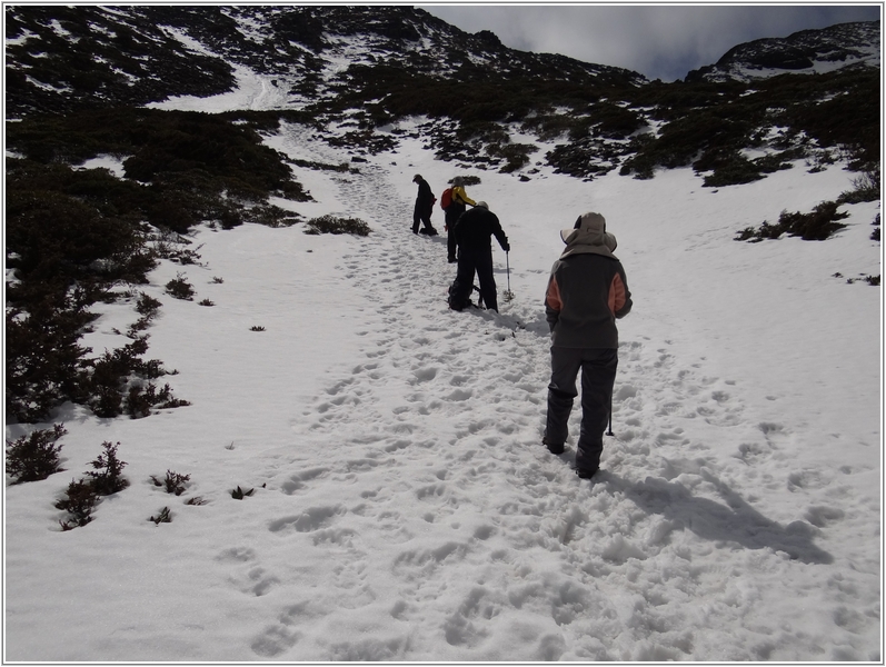 2012-03-06 10-33-08踏雪登雪山途中.JPG